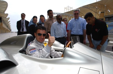 Det var dog en tidligere Formel 1-kører der formelt åbnede banen - Jean Alesi i en af Fangios gamle Mercedes-racere
(Foto: Bahrain International Circuit)